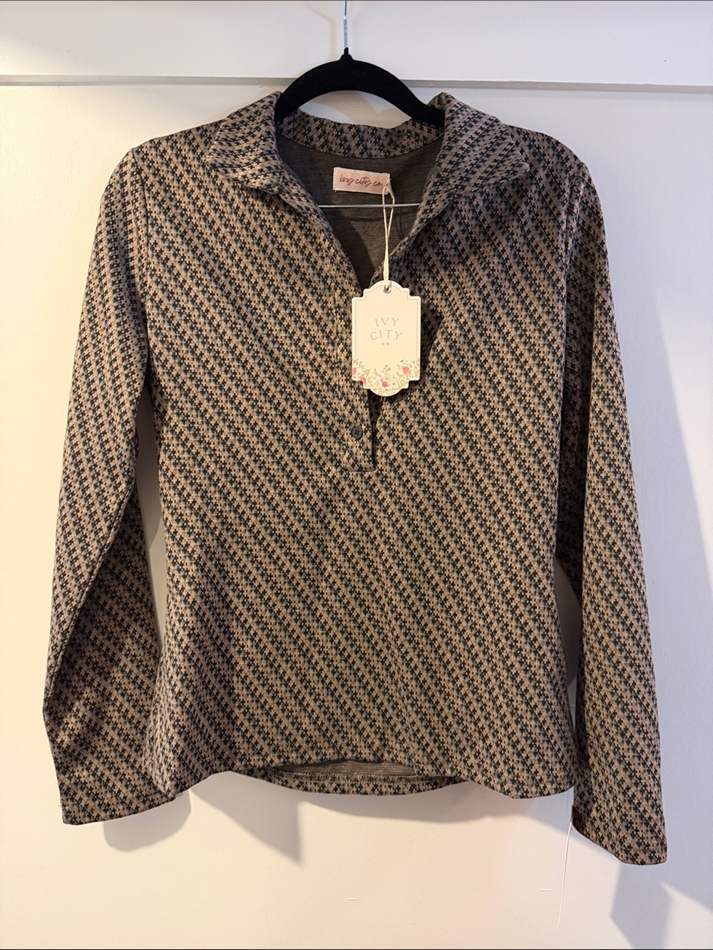 Ivy City Co Beige & Black Houndstooth Long-Sleeve Top